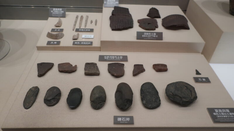明治大学博物館に展示の石器類