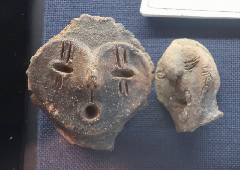 山梨県立考古博物館に展示されている内緒話をしているように見える土偶達