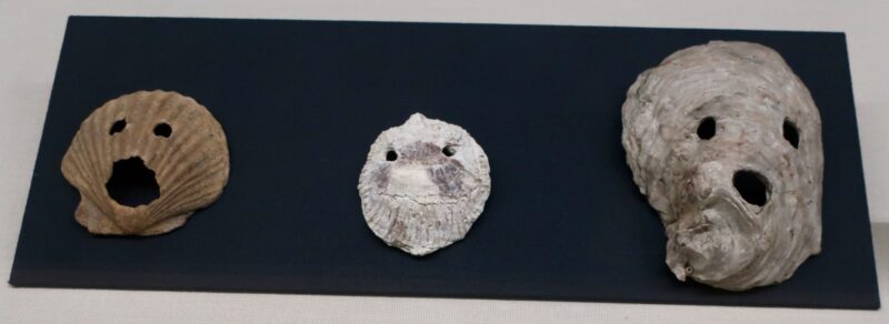 福岡市博物館に展示されている貝製のお面3点