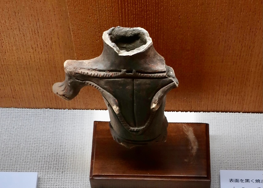 東日本から出土の土偶、頭と左手、下半身が欠落