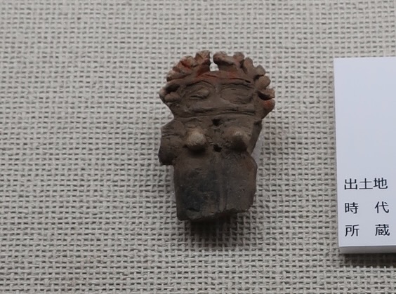 頭の飾りが特徴的な東日本から出土の土偶
