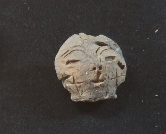 北杜市の上条宮久保遺跡から出土の土偶の頭部