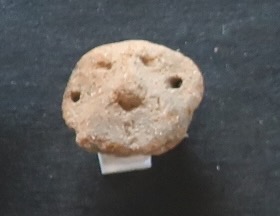 北杜市の社口遺跡から出土の小さな土偶の頭部