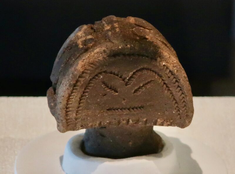 北杜市高根街の西ノ原B遺跡から出土した土偶の頭部、片桐はいりさんに似ている