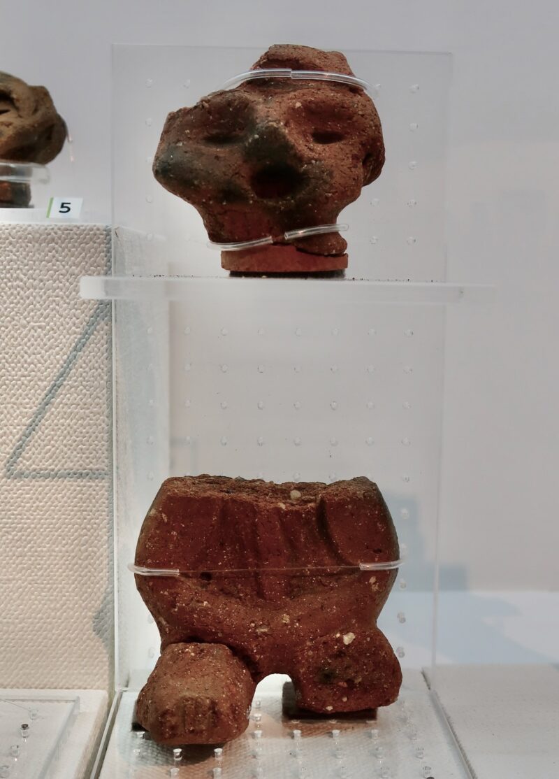 多摩ニュータウン遺跡から発掘された土偶、胴体部分が欠損