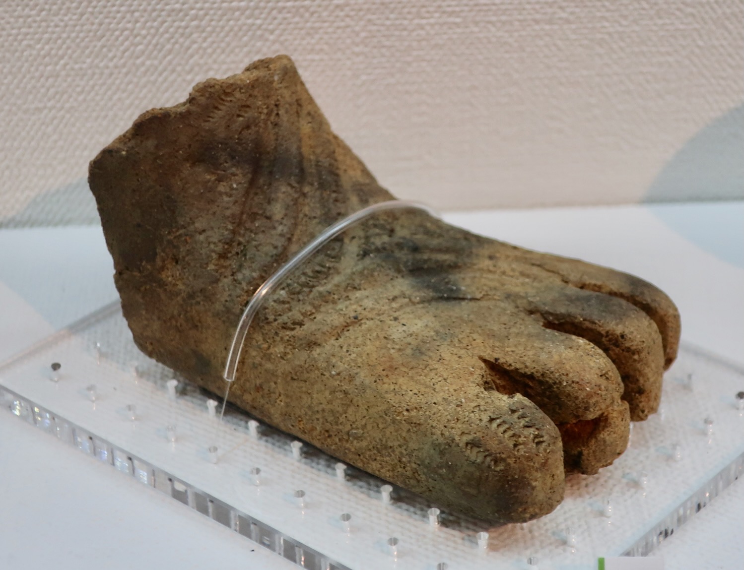 東京で出土した巨大な土偶の足
