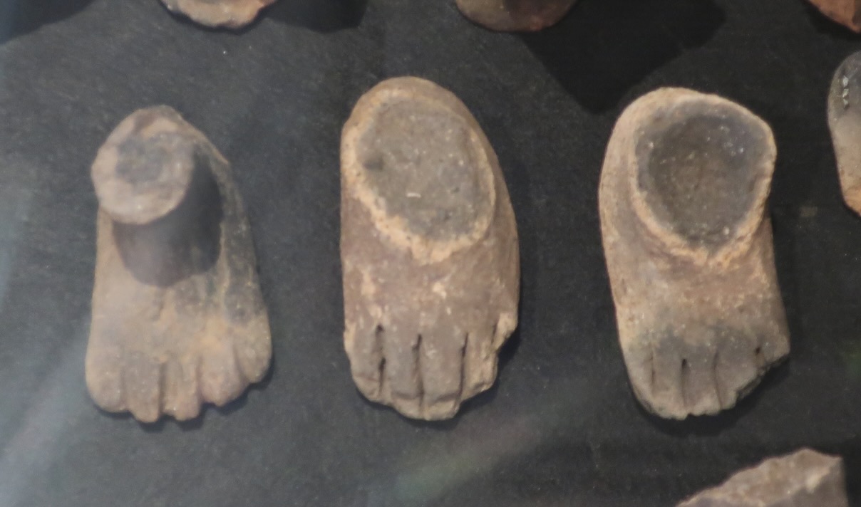 北杜市の金生遺跡から出土した土偶の足3点、足首から下、踵から爪先まで