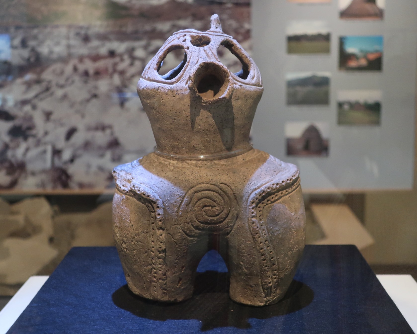 北杜市の金生遺跡から出土した不思議な形の中空土偶